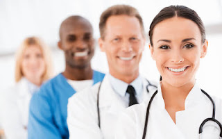 Varios médicos