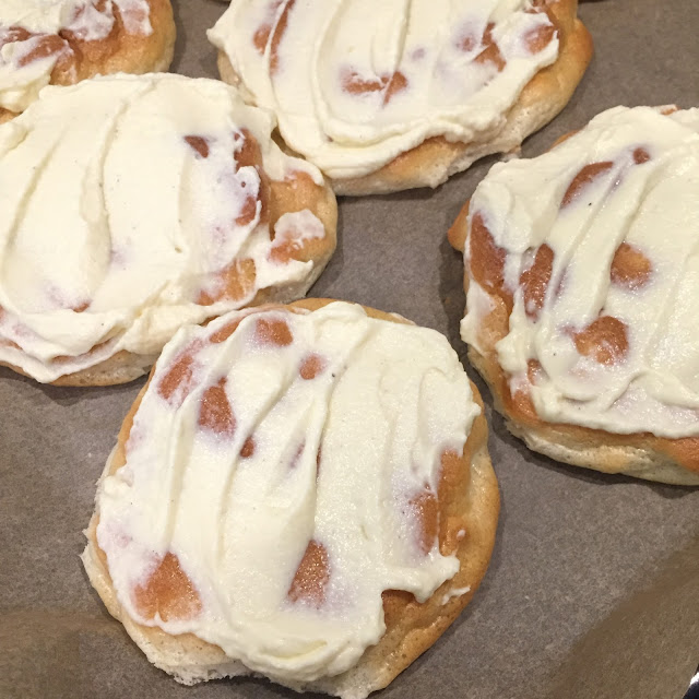 olles *Himmelsglitzerdings*: Zimtwölkchen mit Frischkäseglasur ...