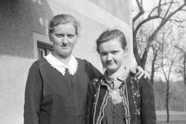 Foto von zwei jungen Frauen - 1930-1950