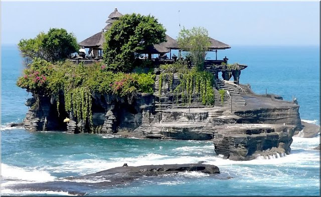 Objek Wisata Tanah Lot Bali, Keindahan Pura Di Atas Batu Karang