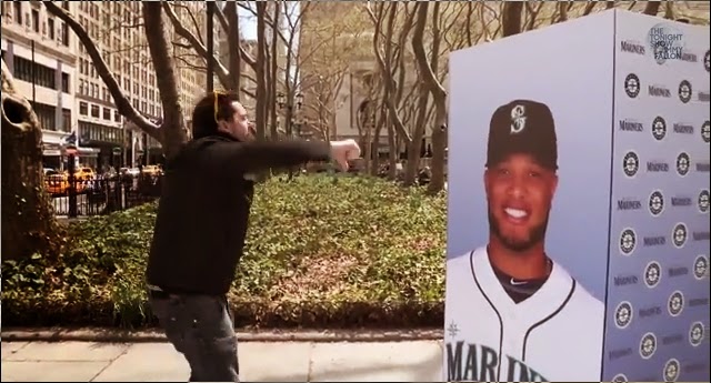 Fanáticos de Los Yankees Abuchean a Canó en un Poster Pero no lo hacen en frente.