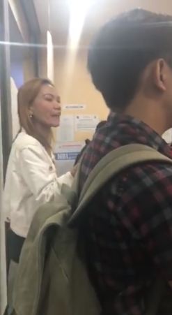 “Bobo, Walang Isip, Mahirap ,Patay Gutom at Kurakot!!!” - See How Bystanders Burned Out this Woman in a NBI Office “Bobo, Walang Isip, Mahirap ,Patay Gutom at Kurakot!!!” - See How Bystanders Burned Out this Woman in a NBI Office