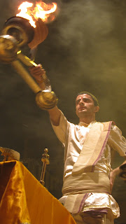 main-ghat-ceremonia-hombre-fuego