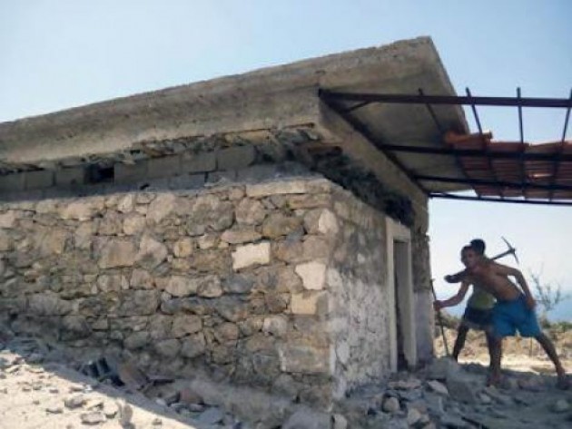 Αλβανοί "τζιχαντιστές" γκρέμισαν εκκλησία στην Χειμάρρα!  