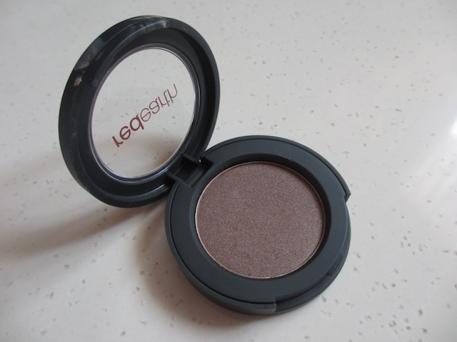 The Blackmentos Beauty Box: Rave Review: Red Earth eyeshadow in 36 Iced