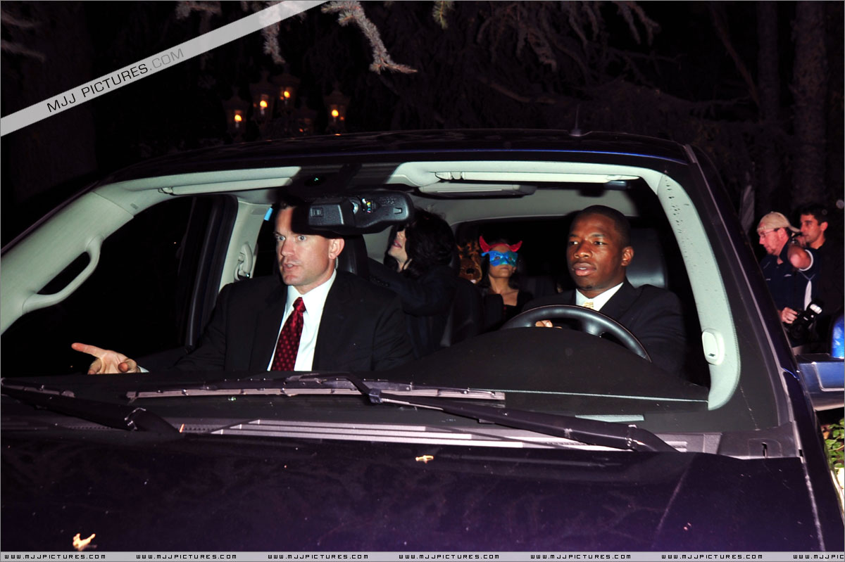 Джексон в монако жив. Машина Майкла Джексона. Личный водитель Майкла Джексона. Машина седан Майкла Джексона.