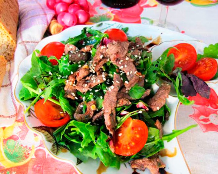 руккола с говядиной. руккола с говядиной. теплый салат из говядины с рукколой. салат с говядиной и рукколой и помидорами. рецепт теплого салата с говядиной и рукколой.