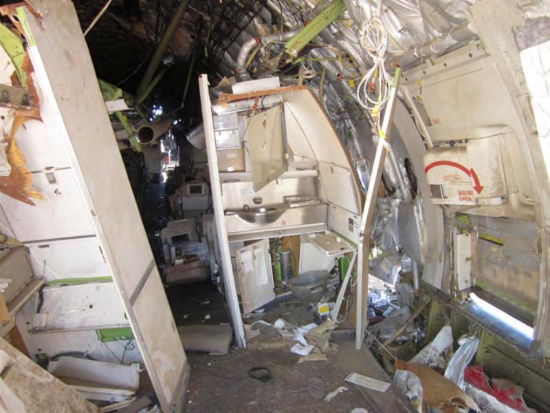 заброшка с сломанной крышей. машина сломался внутри. разбитый внутри. разбитый внутри. падающий самолет изнутри.