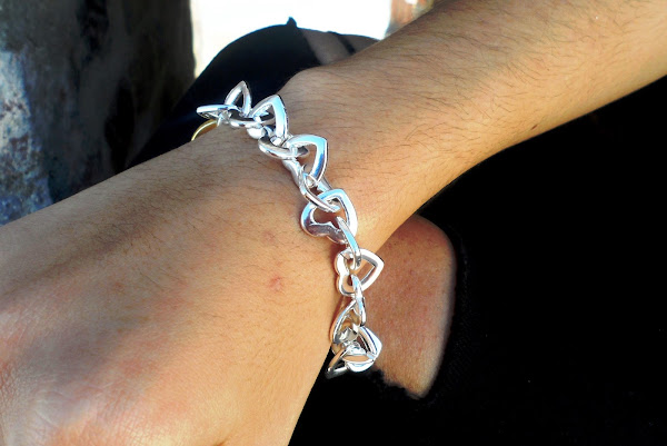 Pulsera de plata con corazones, uno de ellos de color dorado