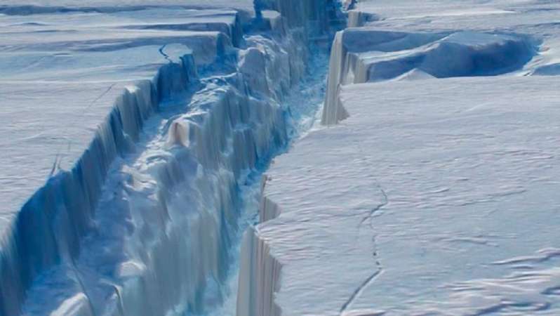 Λιώνει τεράστιος παγετώνας μεγαλύτερος από την Ισπανία! Τι λένε οι εγκάθετοι επιστήμονες