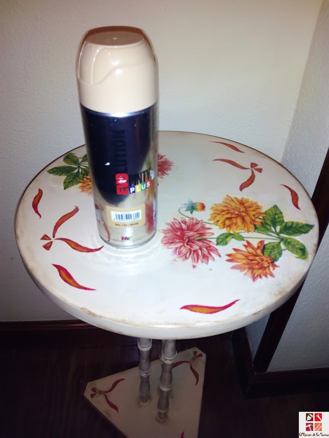 mesa auxiliar tuneada con pintura en spray