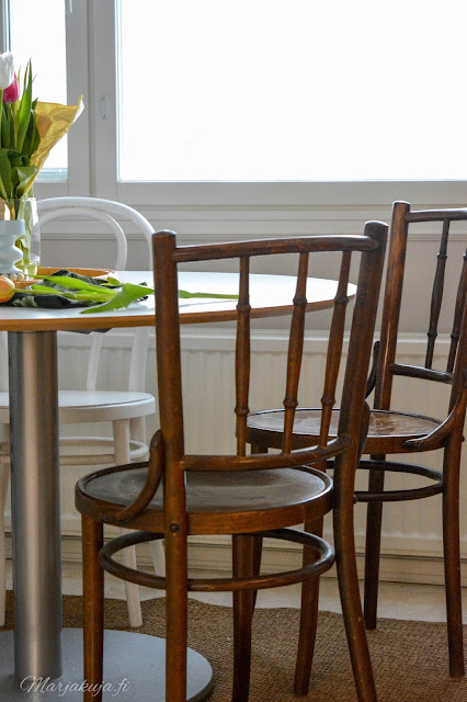 Kirppislöytönä Klassikko TON dejavu 378 tuolit keittiö sisustus ruskea pyöreä pöytä