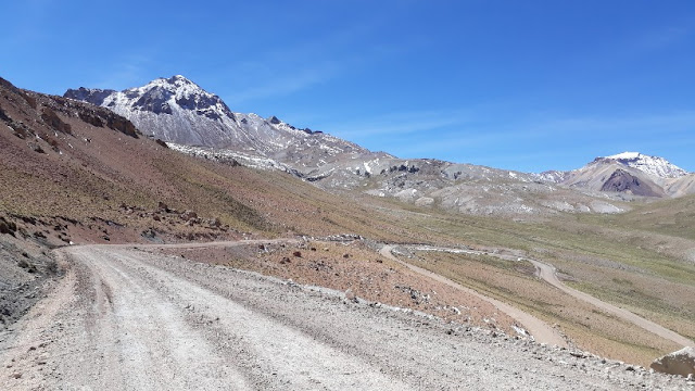 Auf den Fahrten in die Andendörfer kann ich immer wieder das herrliche Panorama der Anden genießen.