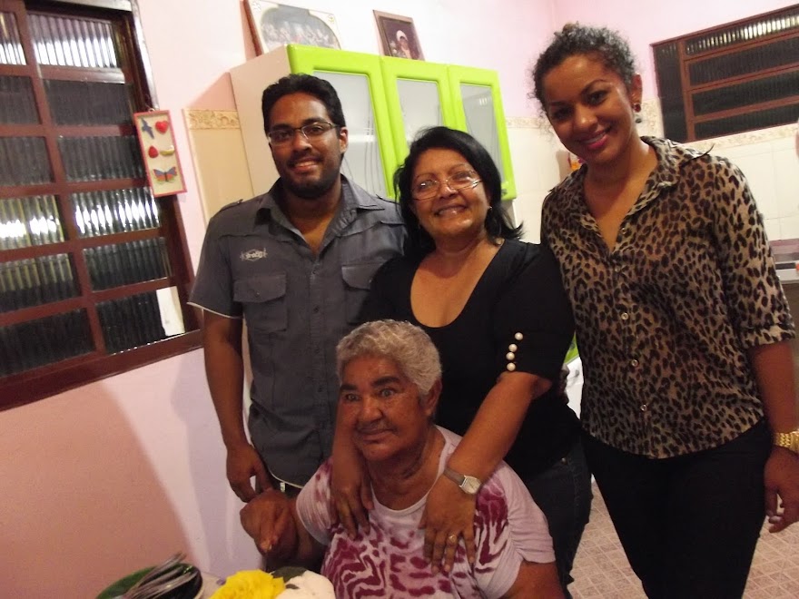 DONA MIMI FAZ 78 ANOS NA COMPANHIA DE FAMILIARES