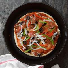 Receta para preparar pizza con harina leudante y cocida en la estufa
