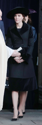 Manteau Alexander Mc Queen / escarpins Gianvito Rossi / pochette Pretty Ballerinas