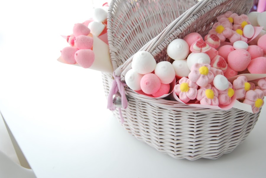 Cesta de chuches dulce para celebraciones