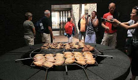 مطعم يقدم مأكولات مشوية على فوهة بركان!