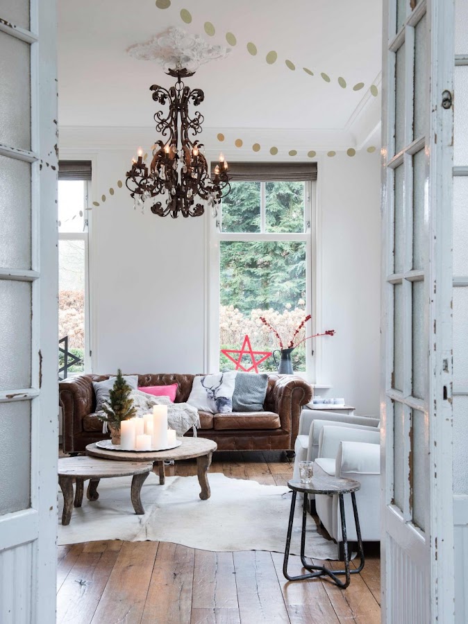 salon nordico navideño, mesas auxiliares, mesa sofa redondas, arbol de navidad pequeño, velas blancas, decoracion navidad, decoracion navideña, reno, cojines nordicos, fundas para cojin