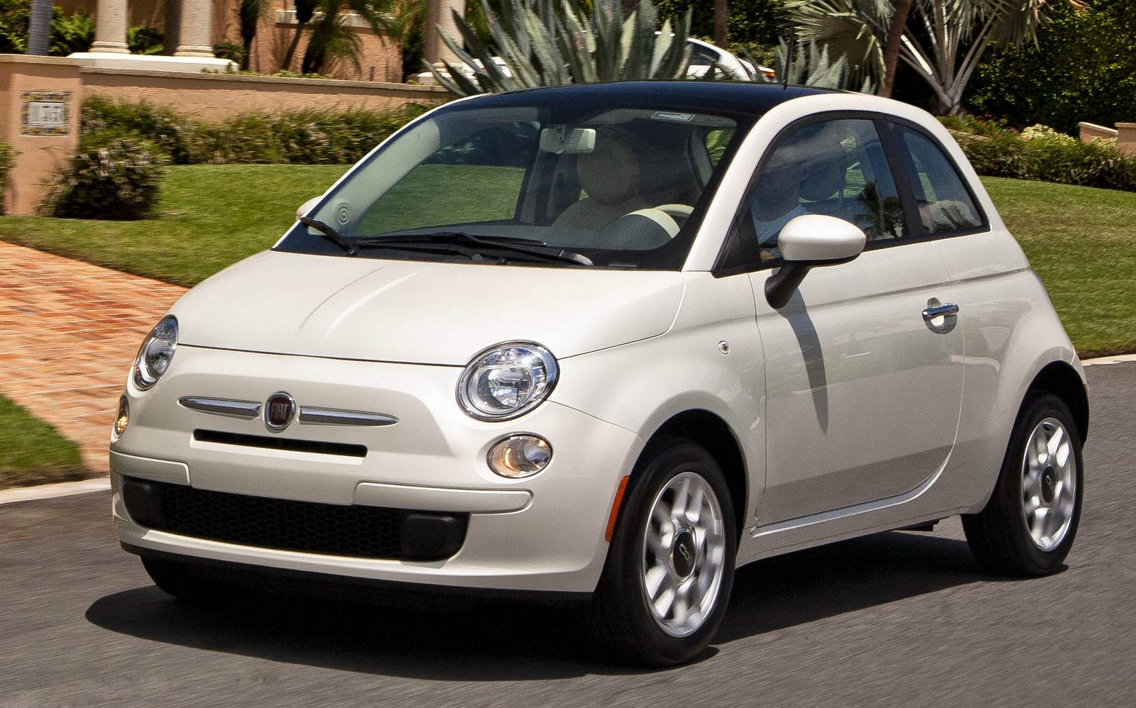 Fiat 500 2015 sobe de preço e fica até R$ 17 mil mais caro.