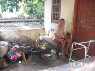 Sedih.. Masih 11 Tahun, Bocah Ini Rawat Ibunya yang Lumpuh Sendirian Sedih.. Masih 11 Tahun, Bocah Ini Rawat Ibunya yang Lumpuh Sendirian