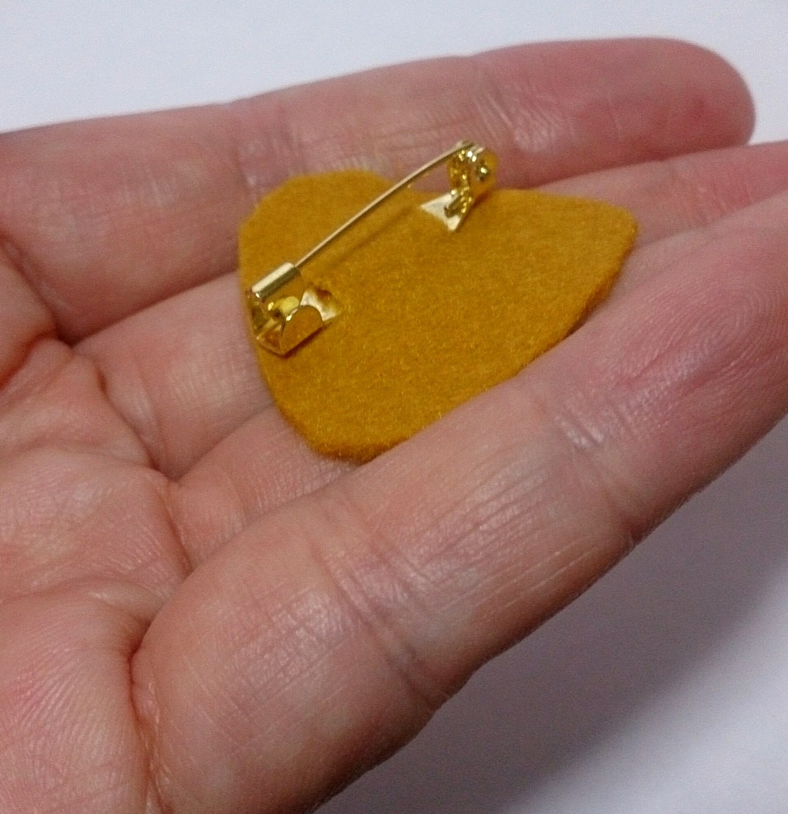 mairuru An easy way to put a pin on felt.