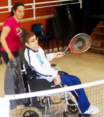 Persona jugando tenis Foto de un discapacitado jugando tenis