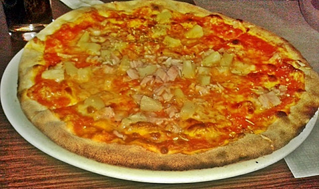 Pizza hawajska w Trattorii Wzgórze Toskanii