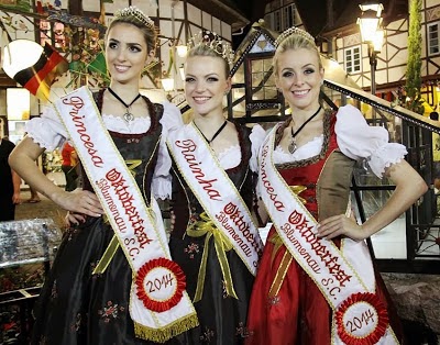 Oktoberfest começa a tomar forma: estruturas dos dois palcos estão sendo  montadas na Orla