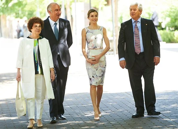 Queen Letizia wore Hugo Boss floral dress and Magrit Shoes, carried Felipe Prieto clutch bag at the Students Residence