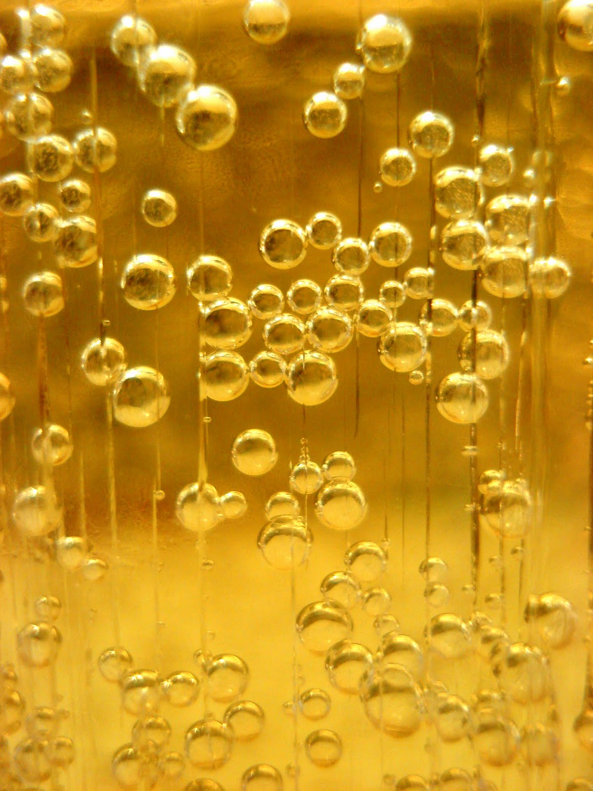 Пузырьки в масле. Золотые пузырьки. Пиво пузырьки. Золотой фон с пузырьками. Пивные пузыри.