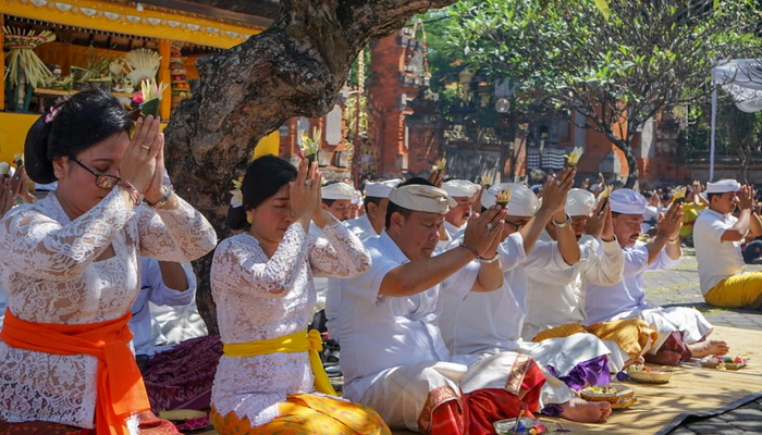 Hari Saraswati, Umat Hindu Panjatkan Doa di Pura Agung Jagatnatha