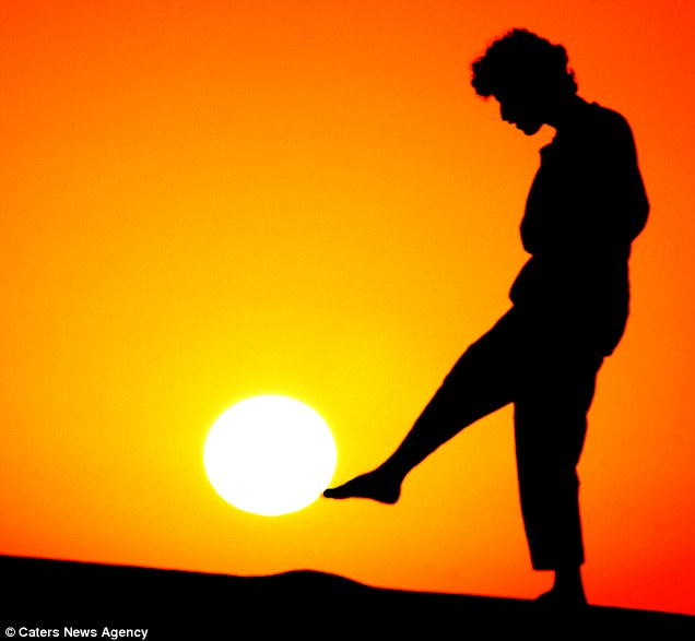 Foto – Foto Menakjubkan Siluet Memegang Matahari.  Taman Bacaan 