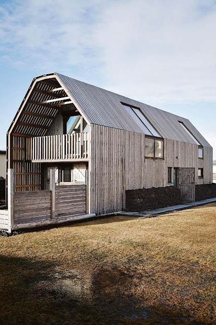 A contemporary barn in Iceland mixes Nordic elements with Japanese simplicity.