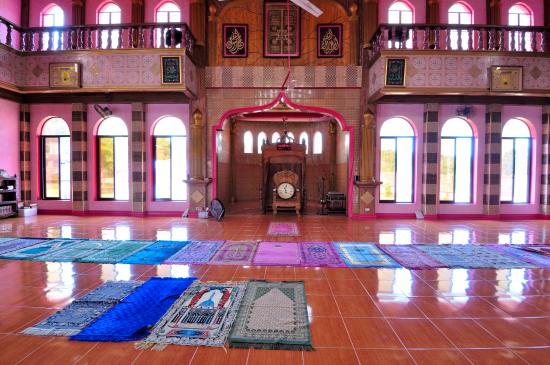 Unik! Tak Hanya Masjid, Seragam Mengaji Juga Berwarna Pink Unik! Tak Hanya Masjid, Seragam Mengaji Juga Berwarna Pink