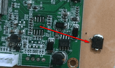 Cara mencabut IC memori flash receiver dengan solder
