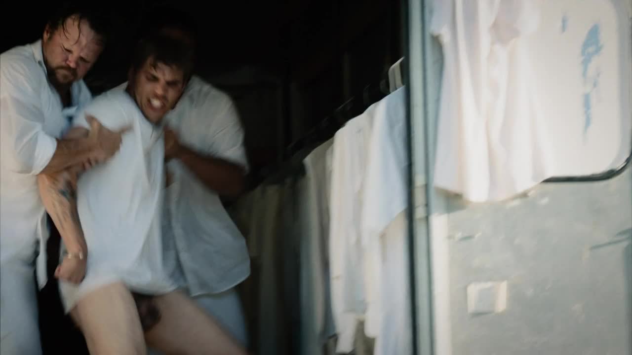 Chris Zylka - Naked in "The Leftovers" .