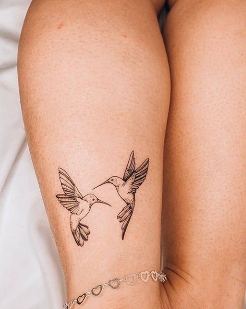 Imagen de tatuaje sencillo y elegante para mujer
