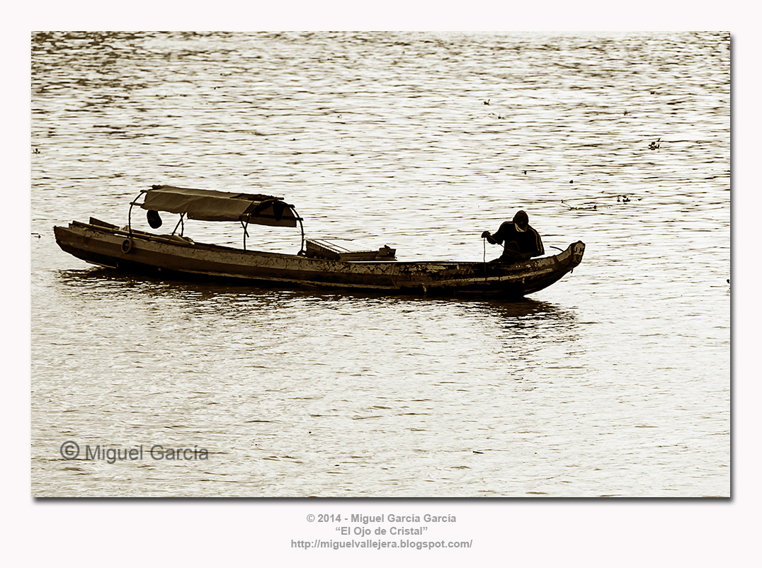 Guayaquil. Pescador en el río Guayas.
