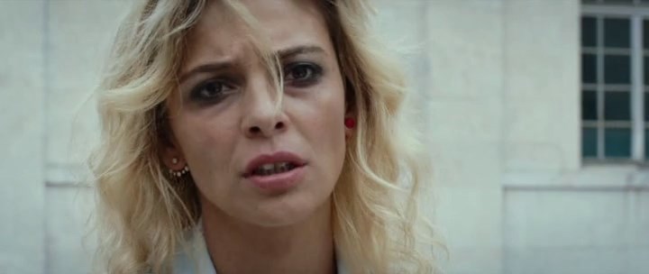 Η Μπέλα Θορν να βγαίνει με τον Ράιαν