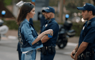 Kendall Jenner en el polemico comercial de Pepsi, propaganda de Pepsi con Kendall Jenner 