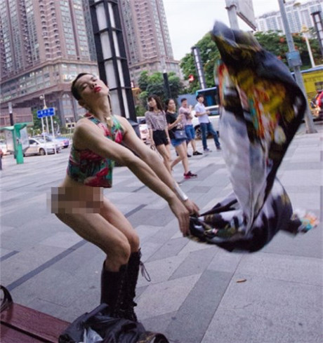 Su that ve chang trai mac quan lot nu di sieu thi - Anh 5