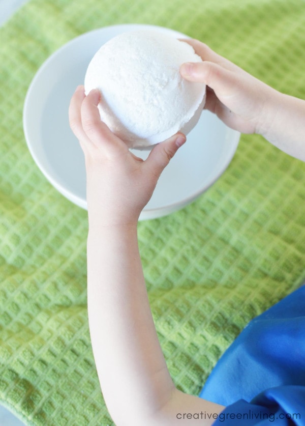 The easiest, most simple, bath bomb recipe. Learn how to make DIY bath bombs for kids that you can make both with and for kids! #creativegreenliving #bathbombs #DIYbathbombs #bathbombrecipe #bathbombsforkids