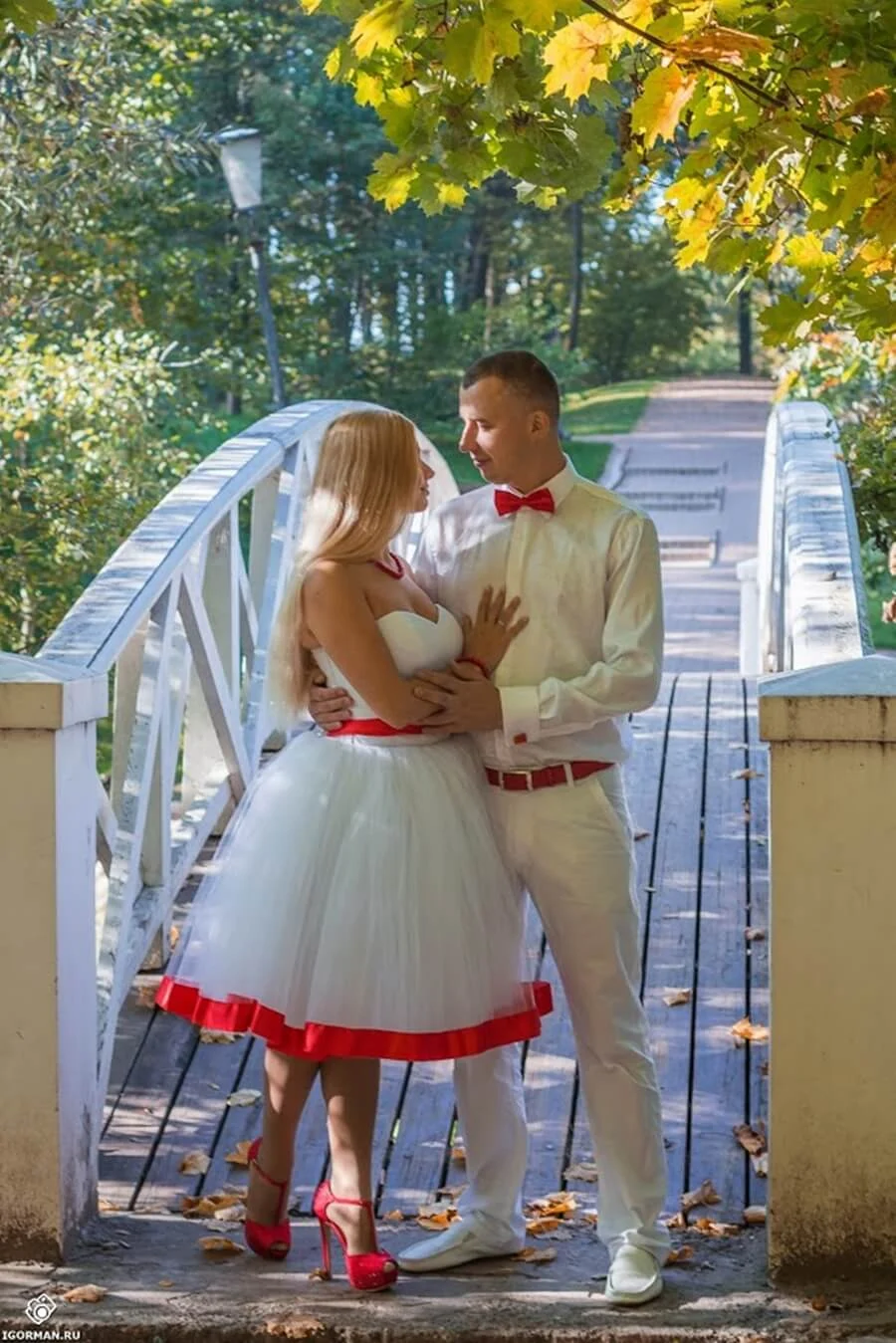 Vestido de noiva para casamento vermelho e branco