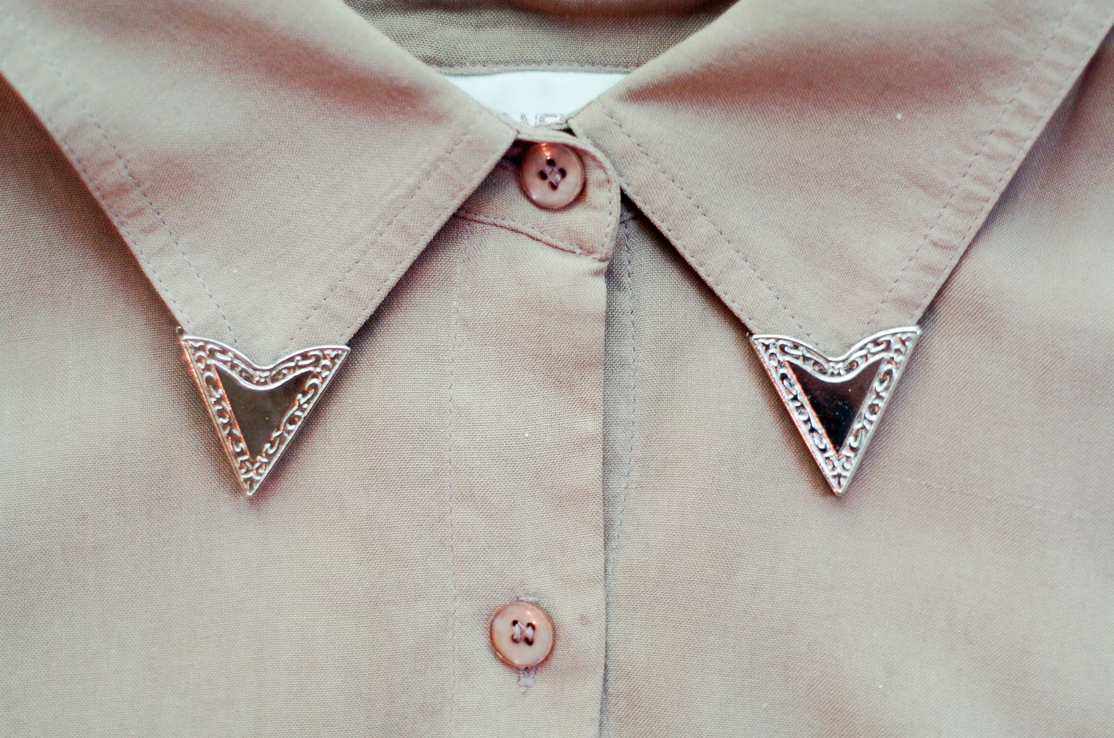 декор на мужской рубашке. декорации на рубашке. лайфхаки из рубашки. вышивка на рубашке в полоску. галстук шнурок боло.