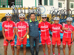 El equipo Coca Cola, junto a una gran leyenda del ciclismo colombiano Dr. Mejia