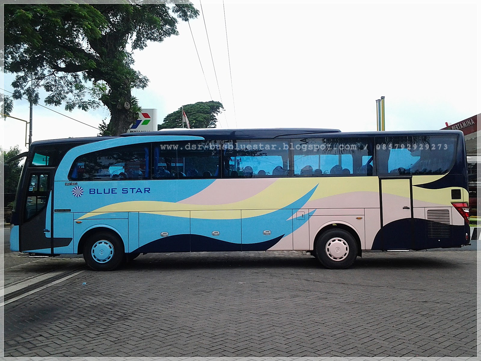 Bus Pariwisata Kecil: Tampang Depan yang Mencerminkan Kenyamanan dan Kemewahan