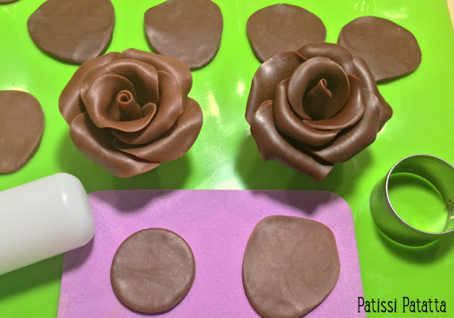 recette de chocolat plastique, comment faire du chocolat plastique, façonner des fleurs en chocolat, façonner des roses en chocolat, décors en chocolat, modeler des fleurs en chocolat, tutoriel roses en chocolat