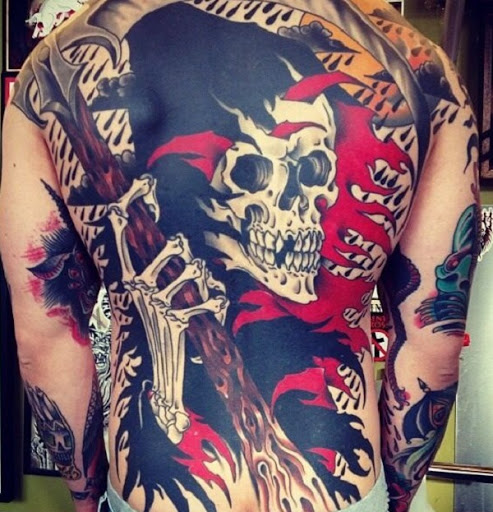 Outra coisa muito colorido Grim Reaper tatuagem. Hoje em dia colorido reaper tatuagens estão se tornando mais comuns e mais moderno. Neste tatuagem as cores são mais brilhantes e mais fortes.