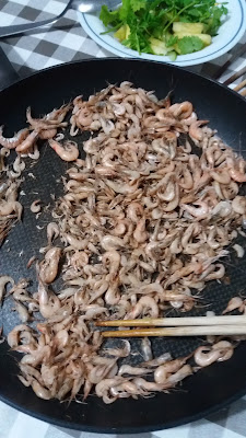 Petites crevettes grillées à sec ;Petites crevettes grillées à sec pour un apéritif